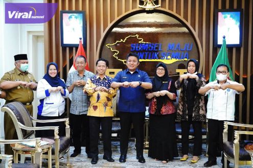Gubernur Sumsel H. Herman Deru menerima audiensi Rektor Universitas Tridinanti Palembang (UTP) Dr. Ir. Hj. Manisah MP beserta rombongan di Ruang Kerjanya, Senin (13/6/2022) siang. Foto : viralsumsel.com/win