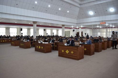 Suasana Anggota dalam rapat paripurna dalam Rangka Nota Pengantar Rancangan Peraturan Daerah Tentang Pertanggungjawaban APBD 2021 di ruang Paripurna Dewan, Senin (6/6/2022). Foto : viralsumsel.com/jun