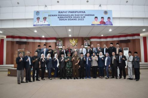 Pose bersama usai rapat paripurna dalam Rangka Nota Pengantar Rancangan Peraturan Daerah Tentang Pertanggungjawaban APBD 2021 di ruang Paripurna Dewan, Senin (6/6/2022). Foto : viralsumsel.com/jun