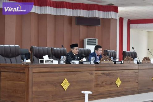viralsumsel.com, OGAN ILIR - Ketua DPRD Ogan Ilir Soeharto HS didampingi Wakil Bupati Ogan Ilir, H Ardani pimpin rapat paripurna dalam Rangka Nota Pengantar Rancangan Peraturan Daerah Tentang Pertanggungjawaban APBD 2021 di ruang Paripurna Dewan, Senin (6/6/2022). Foto : viralsumsel.com/jun