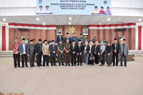 Pose bersama pimpinan dan Anggota DPRD Ogan Ilir usai Rapat Paripurna IX  Tahun Sidang 2022 di DPRD Ogan Ilir, Selasa (14/6/2022). Foto : viralsumsel.com/jun