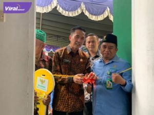M.Nur penjual minyak bensin eceran harus mendapat kunci rumah baru dari Sekda Kota Palembang Ratu Dewa, Kamis (16/6/2022). Foto : viralsumsel.com/ril