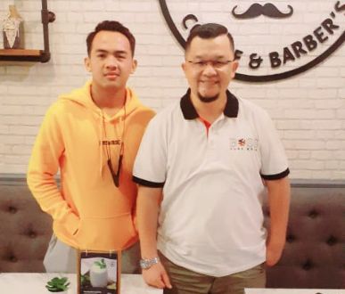 Sandika Pratama bersama Presiden Sriwijaya FC Hendri Zainuddin di Numa Cafe, beberap waktu lalu. Foto : ist 