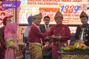 Gubernur Sumsel H Herman Deru salam komando dengan Wali Kota Palembang H.Harnojoyo usai potong tumpeng HUT Palembang ke 1.339, Jumat (17/6/2022). Foto : viralsumsel.com/win