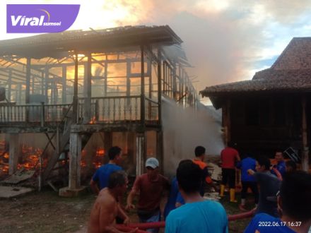 Dua unit rumah panggung di Dusun IV, Desa Sugiwaras, Kecamatan Teluk Gelam, OKI hangus terbakar, kemarin (17/6/2022). Foto : viralsumsel.com/fir