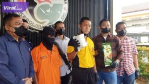S seorang pria warga Desa Sungai Tepuk, Kecamatan Sungai Menang, OKI tersangka kurir sabu-sabu dihadirkan dalam sesi jumpa pers di Mapolres OKI, kemarin (17/6/2022). Foto : viralsumsel.com/fir