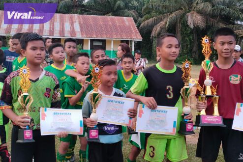 Kapten SSB Putra Berlian Junior Sungai Lilin, M Yasin angkat trofi juara 3 Young Boy Cup 2022. Foto : viralsumsel.com/dev