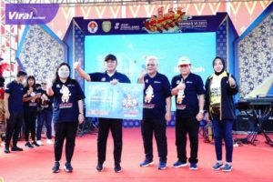 Gubernur Sumsel H Herman Deru didampingi Ketua TP-PKK Sumsel Hj Febrita Lustia Herman Deru dan Ketua KORMI Sumsel Hj Samantha Tivani bersama ribuan masyarakat enam bersama Road to FORNAS VI, Minggu (19/6/2022). Foto : viralsumsel.com/win