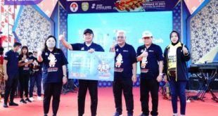 Gubernur Sumsel H Herman Deru didampingi Ketua TP-PKK Sumsel Hj Febrita Lustia Herman Deru dan Ketua KORMI Sumsel Hj Samantha Tivani bersama ribuan masyarakat enam bersama Road to FORNAS VI, Minggu (19/6/2022). Foto : viralsumsel.com/win