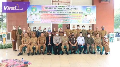 Sekda Kota Prabumulih Elman ST pose bersama saat menghadiri Pelatihan dasar CPNS Formasi 2021, Senin (20/6/2022). Foto : viralsumsel.com/mal