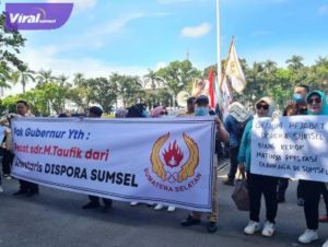 Aksi damai insan olahraga Sumsel di depan Kantor Gubernur Sumsel, Senin (20/6/2022) siang. Foto : viralsumsel.com/ril