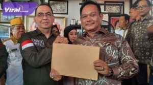 Wakil Ketua DPRD Kabupaten PALI, Irwan ST menerima surat mandat sebagai ketua TP Sriwijaya Kabupaten PALI, yang diterima langsung oleh Ketua Umum TP Sriwijaya Sumsel, Febriansyah Trajumas, Sabtu (18/6/2022). Foto : viralsumsel.com/eko