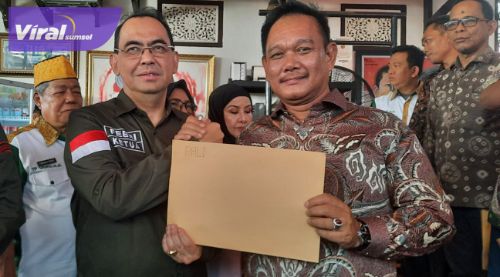 Wakil Ketua DPRD Kabupaten PALI, Irwan ST menerima surat mandat sebagai ketua TP Sriwijaya Kabupaten PALI, yang diterima langsung oleh Ketua Umum TP Sriwijaya Sumsel, Febriansyah Trajumas, Sabtu (18/6/2022). Foto : viralsumsel.com/eko Wakil Ketua DPRD Kabupaten PALI, Irwan ST menerima surat mandat sebagai ketua TP Sriwijaya Kabupaten PALI, yang diterima langsung oleh Ketua Umum TP Sriwijaya Sumsel, Febriansyah Trajumas, Sabtu (18/6/2022). Foto : viralsumsel.com/eko