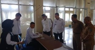 Pegawai Bappeda Kabupaten OKI melakukan tes urin mendadak, Senin (20/6/2022). Foto : viralsumsel.com/fir