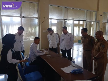 Pegawai Bappeda Kabupaten OKI melakukan tes urin mendadak, Senin (20/6/2022). Foto : viralsumsel.com/fir