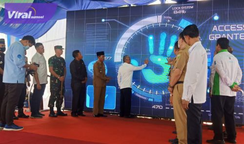 Bupati OKI, H. Iskandar, SE pada launching traksaksi digital melalui QRIS dan BSB di Pasar Kayuagung, Senin, (20/6/2022). Foto : viralsumsel.com/fir