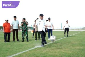 Wakil Bupati Ogan Ilir H Ardani, S. H., M. H, dalam pembukaan Liga Santri 2022 di Lapangan Sepak Bola KPT Tanjung Senai, Ogan Ilir, Senin, (20/6/2022). Foto : viralsumsel.com/jun