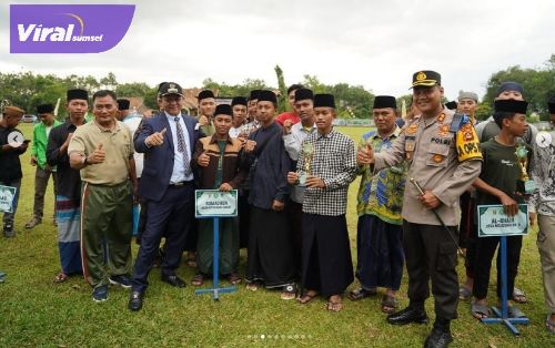 Bupati OKU Timur Lanosin buka Liga Santri Piala KASAD di Lapangan Sepakbola Desa Marga Cinta, Kecamatan Belitang Madang Raya, Senin (21/6/2022). Foto : viralsumsel.com/ril