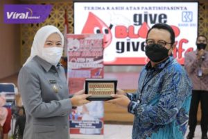 Wakil Walikota Palembang , Fitrianti Agustinda hadiri donor darah di Kantor Cabang BRI Regional kota Palembang, Selasa (21/6/2022). Foto : viralsumsel.com/ril
