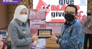 Wakil Walikota Palembang , Fitrianti Agustinda hadiri donor darah di Kantor Cabang BRI Regional kota Palembang, Selasa (21/6/2022). Foto : viralsumsel.com/ril