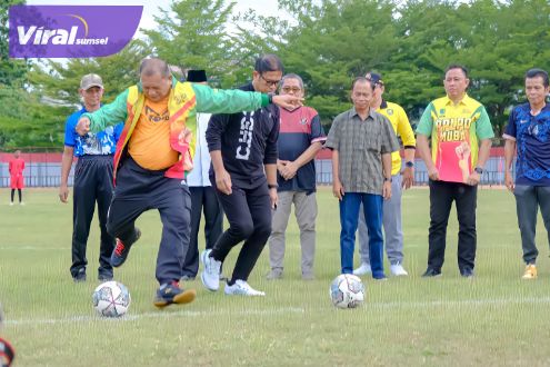 Pj Sekda Muba Musni Wijaya SSos MSi saat hadiri pembukaan Piala Kasad Liga Santri di Stadion Serasan Sekate, Senin (20/6/2022). Foto : viralsumsel.com/dev Pj Sekda Muba Musni Wijaya SSos MSi saat hadiri pembukaan Piala Kasad Liga Santri di Stadion Serasan Sekate, Senin (20/6/2022). Foto : viralsumsel.com/dev