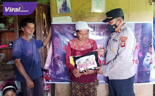 Tim dari Satbinas Polres OKI melakukan anjang sana dan memberikan bantuan sembako untuk keluarga Yeni dan Anisah di Kayuagung, OKI, Selasa (21/6/2022). Foto : viralsumsel.com/fir