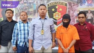 Tersangka pelaku pembunuhan pada 2016 lalu dihadirkan dalam keterangan pers di Mapolres OKI, Selasa (21/6/2022). Foto : viralsumsel.com/fir