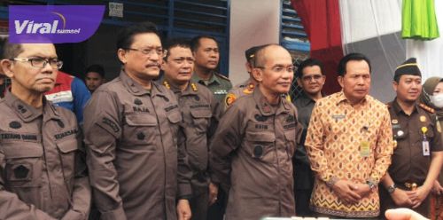 Plt Kajati Sumsel Drs. Muhammad Naim, SH bersama Walikota Prabumulih Ir H Ridho Yahya MM menghadiri peresmian Rumah Restorative Justice Kota Prabumulih, Kamis (23/6/2022). Foto : viralsumsel.com/mal