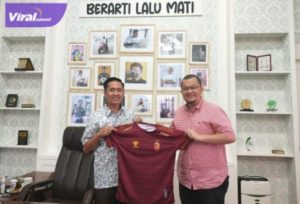 Presiden Klub PS Palembang H Hendri Zainuddin berjumpa dengan Presiden Klub PS Palembang, Ratu Dewa, Sabtu (25/6/2022) siang. Foto : viralsumsel.com/ion