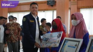 Enjelia Dwi Ismawati pelajar SDN 1 Sidomakmur, Kecamatan Air Sugihan mendapat apresiasi berupa wisata edukasi ke Jakarta dan Bogor Jawa Barat oleh Rumah Literasi OKI di Kantor Bupati OKI, Jum’at, (24/6/2022). Foto : viralsumsel.com/fir