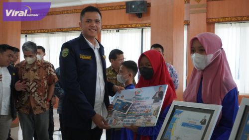 Enjelia Dwi Ismawati pelajar SDN 1 Sidomakmur, Kecamatan Air Sugihan mendapat apresiasi berupa wisata edukasi ke Jakarta dan Bogor Jawa Barat oleh Rumah Literasi OKI di Kantor Bupati OKI, Jum’at, (24/6/2022). Foto : viralsumsel.com/fir