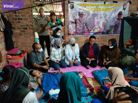 Tim Kemensos bersama Pemkab OKI mengunjungi rumah Marlina (34) dan Senen (26) di Desa Awal Terusan, Minggu, (26/6/2022). Foto : viralsumsel.com/fir