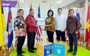 Sekda OKI, H. Husin, S.Pd., MM. M.Pd menerima secara langsung sertifikat keanggotaan UCLG ASPAC yang diserahkan Sekjen UCLG ASPAC Indonesia, Dr. Bernadia Irawati Tjandradewi. Foto : viralsumsel.com/fir