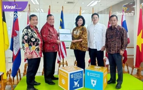 Sekda OKI, H. Husin, S.Pd., MM. M.Pd menerima secara langsung sertifikat keanggotaan UCLG ASPAC yang diserahkan Sekjen UCLG ASPAC Indonesia, Dr. Bernadia Irawati Tjandradewi. Foto : viralsumsel.com/fir