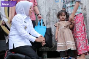 Wakil Wali Kota Palembang Fitrianti Agustinda menyisir anak balita beresiko Stunting di Gang Sinteren Kelurahan 2 Ulu, Rabu (29/6/2022) pagi. Foto : viralsumsel.com/ril