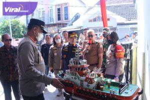 Sekda Palembang Ratu Dewa bersama Kapolrestabes Palembang, Kombes Pol Mukhammad Ngajib hadiri launching Kampung Tertib Lalulintas di Balai Kecamatan Ilir Barat 2 Palembang, Selasa (28/6/2022). Foto : viralsumsel.com/ril