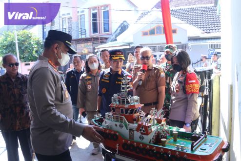 Sekda Palembang Ratu Dewa bersama Kapolrestabes Palembang, Kombes Pol Mukhammad Ngajib hadiri launching Kampung Tertib Lalulintas di Balai Kecamatan Ilir Barat 2 Palembang, Selasa (28/6/2022). Foto : viralsumsel.com/ril