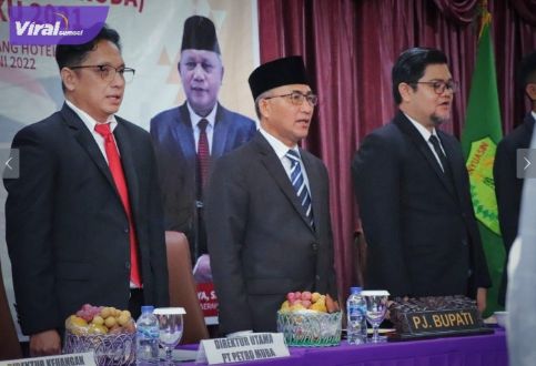 Pj Bupati Muba H Apriyadi saat membuka RUPS PT Petro Muba (Perseroda) Tahun Buku 2021 di Ruang Rapat Grand Hotel Ranggonang, Rabu (29/6/2022). Foto : viralsumsel.com/dev