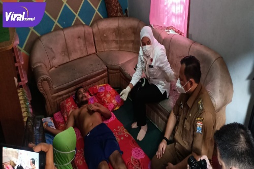 Wawako Palembang Fitrianti Agustinda Di Dampingi Camat Ilir Timur II Septa Marus Eka,SH.,MH Besuk Bapak Junaidi Yang sedang Sakit. Foto : Viralsumsel