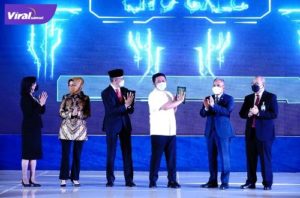Gubernur Sumsel H. Herman Deru melaunching program Digital Kito Galo yang ditandai dengan handscreen bersama Deputi Bank Indonesia Dodi Budi Waluyo di Hotel Aryaduta, Jumat (10/6/2022) pagi. Foto : viralsumsel.com/win