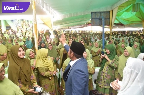 Gubernur Sumsel H Herman Deru menghadiri Harla muslimat NU ke 76 di Komplek Halaman Yayasan Pendidikan Sabulussalam Desa Sriwangi Kecamatan Semendawai Suku III Kabupaten OKU Timur, Minggu (12/6/2022). Foto : viralsumsel.com/win
