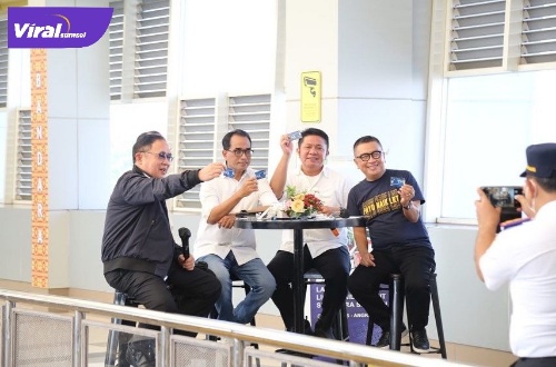 Gubernur Sumsel H Herman Deru bersama Menteri Perhubungan RI Budi Karya Sumadi kembali menggaungkan gerakan kembali keangkutan umum, Sabtu (11/6/2022). Foto : viralsumsel.com/win