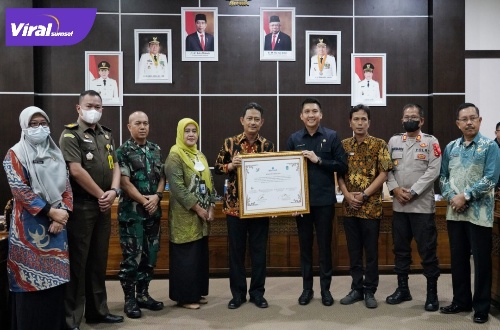 Bupati Ogan Ilir Panca Wijaya Akbar S.H komitmen bersama Membangun Desa Cantik serta Sosialisasi Long From SP2020, Kamis (9/6/2022). Foto : viralsumsel.com/jun