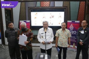 Sekretaris Panitia Pelaksana FORNAS VI di Sumsel, Eko Agus Sugianto (dua kanan) saat dampingi Wakil Gubernur Sumsel H Mawardi Yahya beri keterangan pada awak media, kemarin. Foto : viralsumsel.com/ion