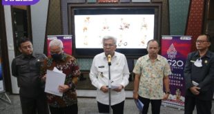 Sekretaris Panitia Pelaksana FORNAS VI di Sumsel, Eko Agus Sugianto (dua kanan) saat dampingi Wakil Gubernur Sumsel H Mawardi Yahya beri keterangan pada awak media, kemarin. Foto : viralsumsel.com/ion