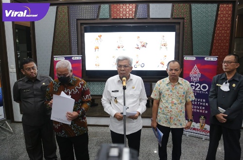 Sekretaris Panitia Pelaksana FORNAS VI di Sumsel, Eko Agus Sugianto (dua kanan) saat dampingi Wakil Gubernur Sumsel H Mawardi Yahya beri keterangan pada awak media, kemarin. Foto : viralsumsel.com/ion Sekretaris Panitia Pelaksana FORNAS VI di Sumsel, Eko Agus Sugianto (dua kanan) saat dampingi Wakil Gubernur Sumsel H Mawardi Yahya beri keterangan pada awak media, kemarin. Foto : viralsumsel.com/ion