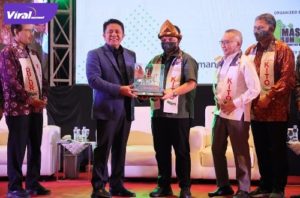 Gubernur Sumsel Herman Deru bersama Menteri BUMN RI, Erick Thohir pada Seminar Nasional Jilid 3 Membangun Aglomerasi Sumbagsel Tingkat Provinsi untuk Nusantara- Untuk Indonesia di Hotel Novotel, Minggu (19/6/2022) siang.  Foto : viralsumsel.com/win