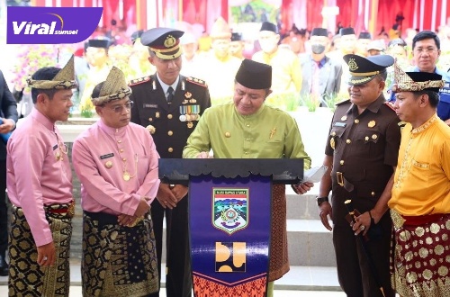 Gubernur Sumsel H Herman Deru saat meresmikan Kantor Bupati Muratara, Senin (20/6/2022). Foto : viralsumsel.com/win