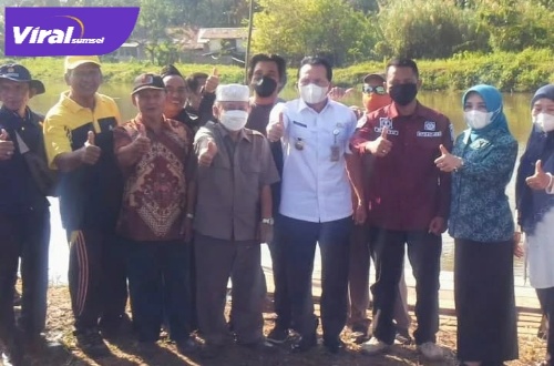 Walikota Prabumulih Ir.H.Ridho Yahya usai lepas 15.000 bibit ikan jelawat di kolam retensi Kelurahan Tugu Kecil, Prabumulih Timur, Rabu (22/6/2022). Foto : viralsumsel.com/mal