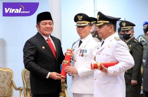 Gubernur Sumsel H Herman Deru melantik PJ Bupati OKU H Teddy Meilwansyah dan PJ Bupati Muara Enim Kurniawan di Griya Agung Palembang, Kamis (23/6/2022) malam. Foto : viralsumsel.com/win